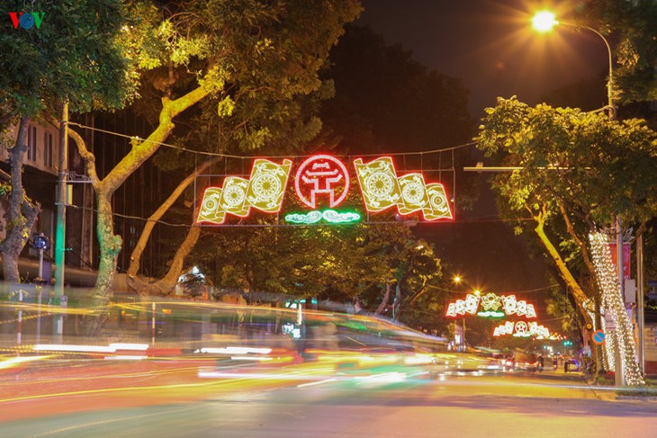 Hanoi accueille le Nouvel An en lumières et en couleurs - ảnh 5
